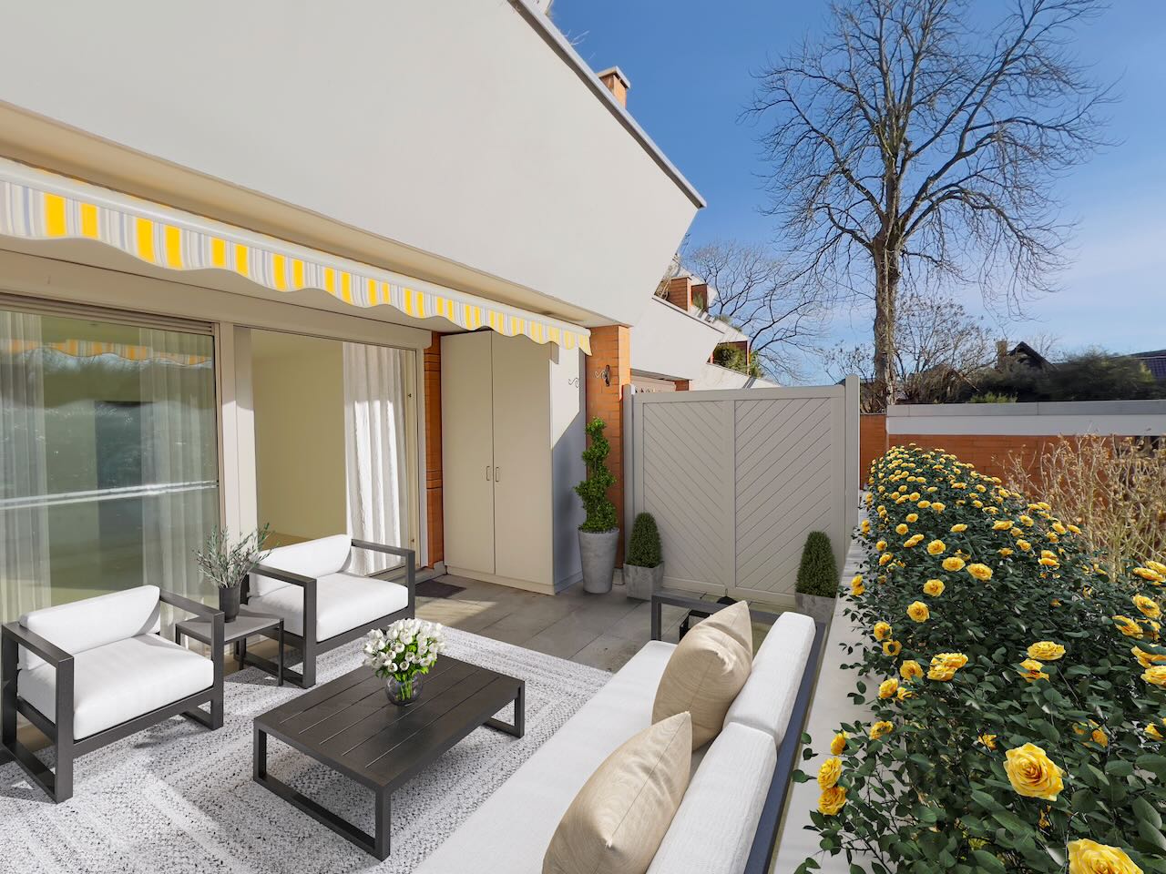 RICKLINGER MASCH: Terrassen-Wohnung mit offener Einbauküche, Blick ins Grüne und modernem Duschbad