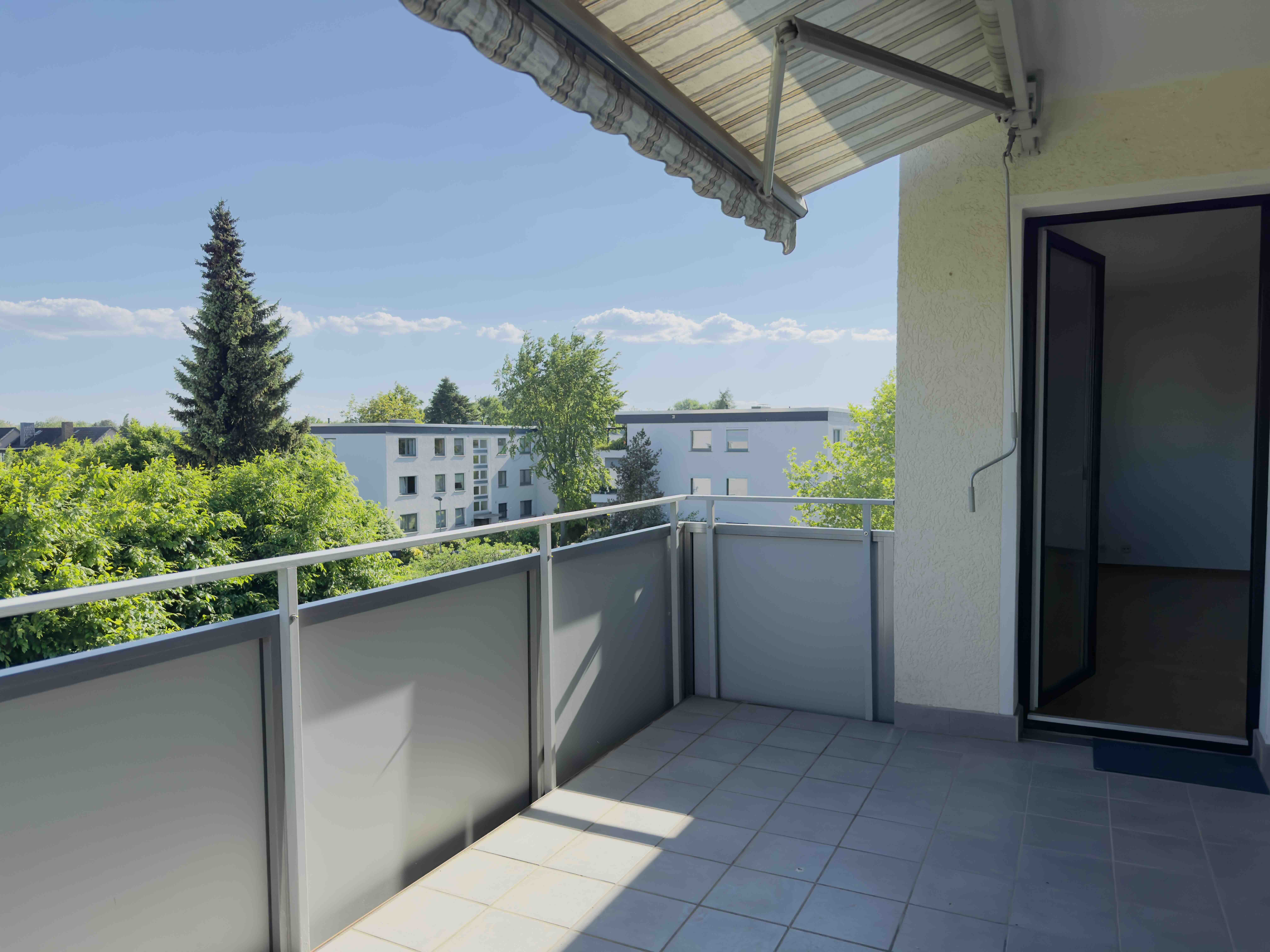 Pattensen: Sonnige ETW mit 3 Zimmern, Parkett, großem Süd-Balkon mit Blick ins Grüne, Garage (opt.)